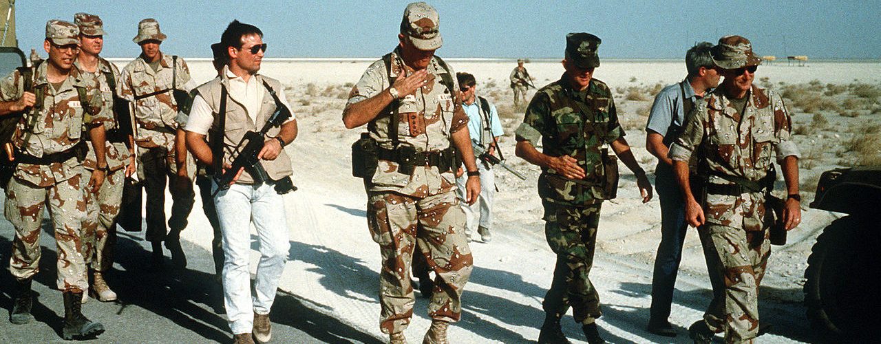 Operatorzy Delta Force ochraniający generała Schwarzkopfa podczas operacji Pustynna Tarcza w 1990 roku (domena publiczna).