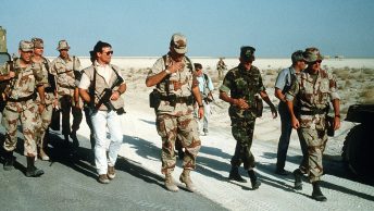 Operatorzy Delta Force ochraniający generała Schwarzkopfa podczas operacji Pustynna Tarcza w 1990 roku (domena publiczna).