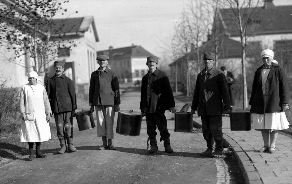 Pacjencji szpitala w Kobierzynie podczas pracy. Zdjęcie poglądowe z początku lat 30. XX wieku (domena publiczna).