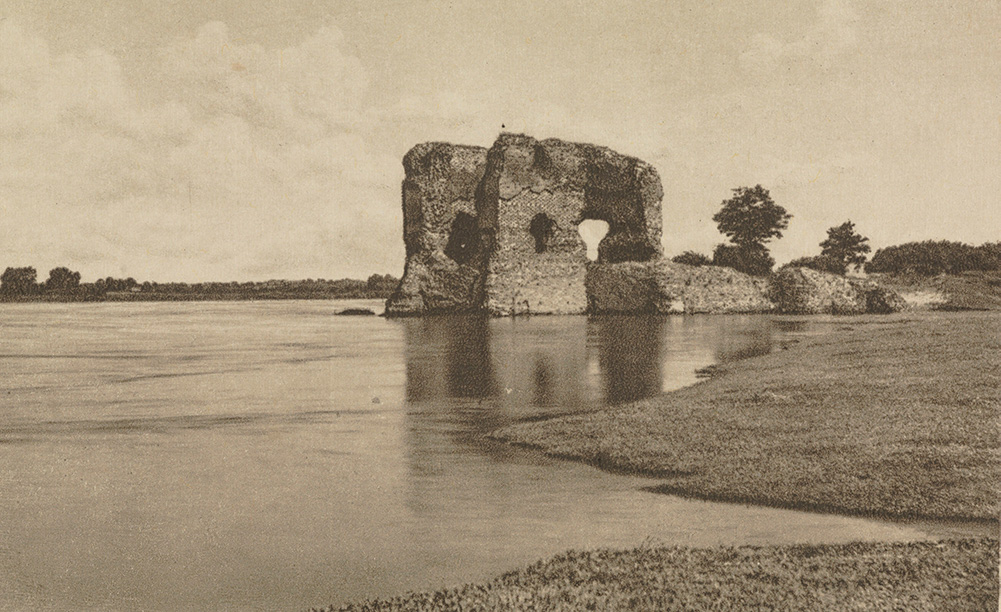 Ruiny zamku w Złotorii na przedwojennej pocztówce.