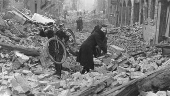 Berlin zamieniony w morze gruzów. Fotografia z wiosny 1945 roku.