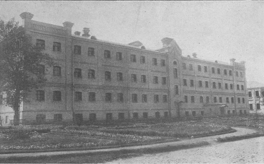 Gmach białostockiego więzienia na zdjęciu z okresu międzywojennego (domena publiczna).
