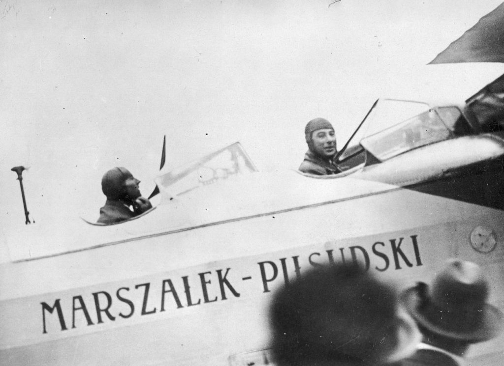 Idzikowski i Kubala za sterami "Marszałka Piłsudskiego". Zdjęcie z czerwca 1928 roku (domena publiczna).