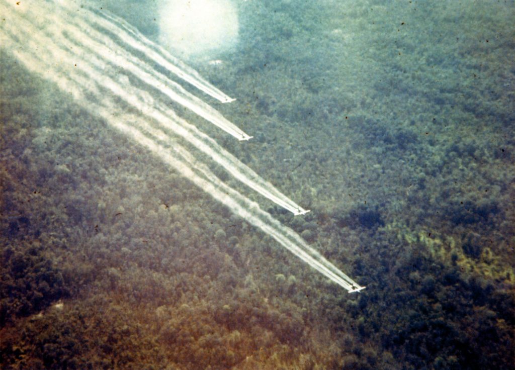Amerykańskie samoloty rozpylające pestycydy nad dżunglą podczas wojny wietnamskiej (Brian K. Grigsby/domena publiczna). 