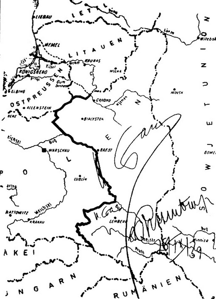 Kserokopia mapy na której wyrysowano nową geanicę ZSRS i III Rzeszy. Widać na niej również podpisy Stalina i von Ribbentropa (domena publiczna).