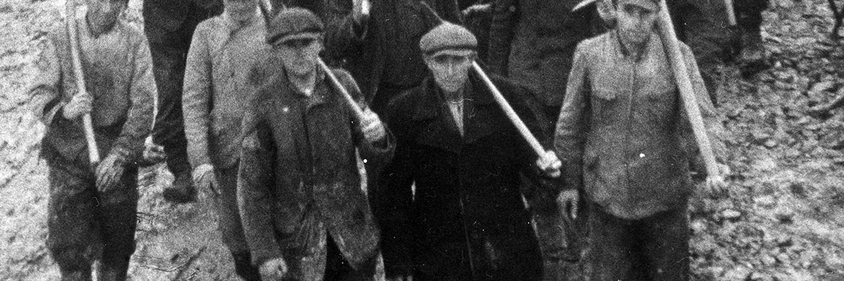 Polscy robotnicy przymusowi w Rzeszy wracający z pracy w kamieniołomie