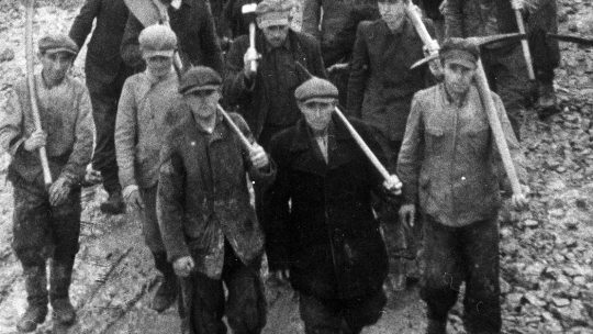 Polscy robotnicy przymusowi w Rzeszy wracający z pracy w kamieniołomie