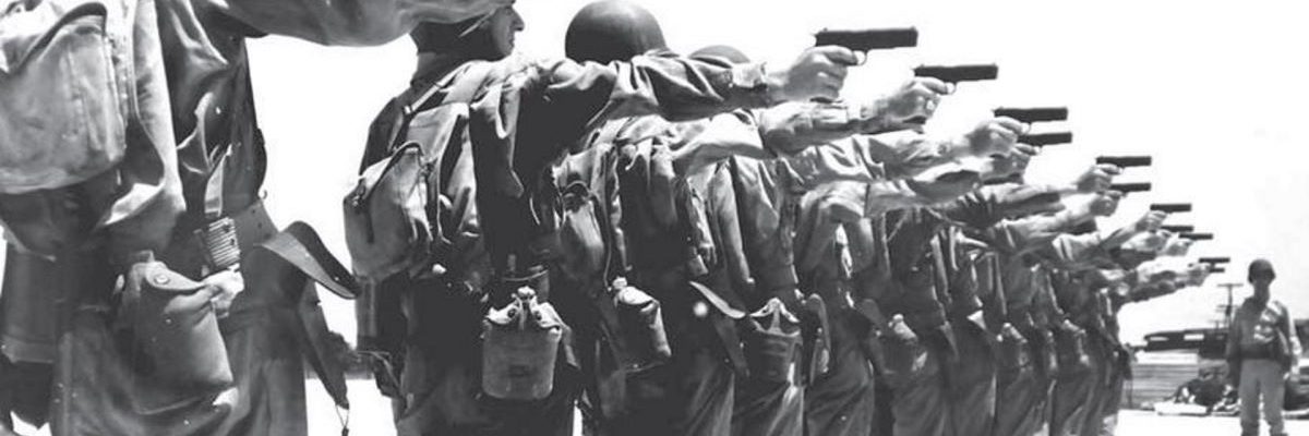Żołnierze amerykańscy trenujący strzelanie z pistoletów M1911.