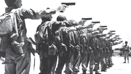 Żołnierze amerykańscy trenujący strzelanie z pistoletów M1911.