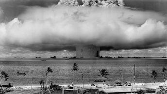 Amerykański test bomby atomowej przeprowadzony w atolu Bikini w 1946 roku.