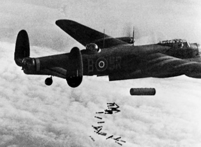 Bombowiec Lancaster zrzuca nad Niemcami swój morderczy ładunek. Zdjęcie poglądowe (domena publiczna).