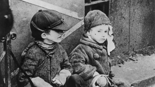 Dzieci z getta warszawskiego.Kadr z nazistowskiego filmu propagandowego.