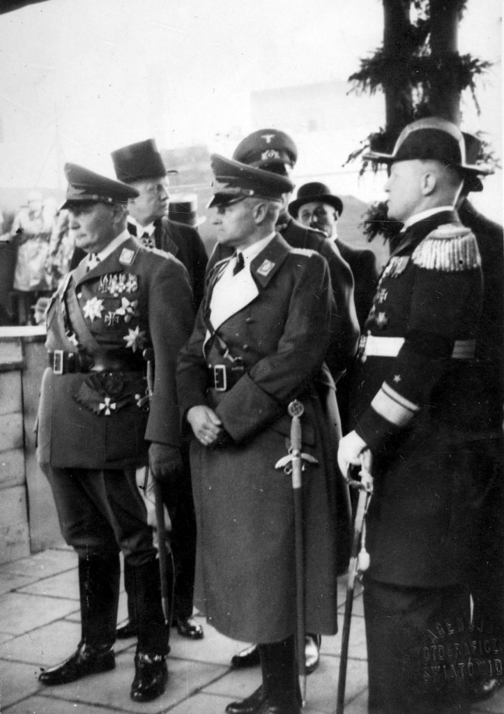 Göring (pierwszy z lewej) podcza uroczystości pogrzebowych Józefa Piłsudskiego w Krakowie (domena publiczna).