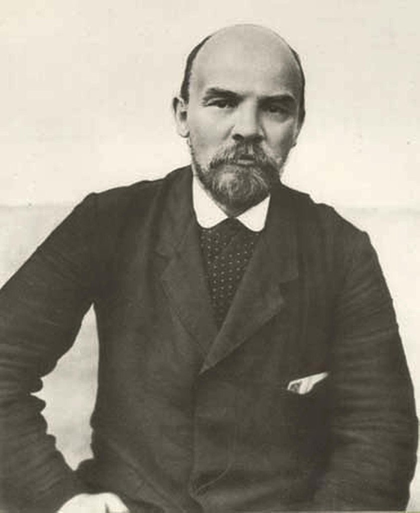 Lenin na zdjęciu wykonanym w Poroninie w 1914 roku (domena publiczna).