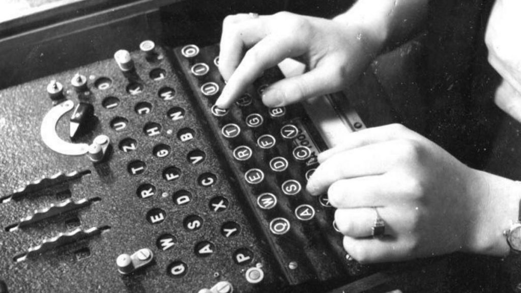 Maszyna szyfrująca Enigma w użyciu. Fotografia z 1943 roku.