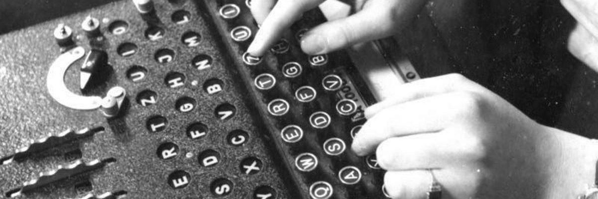 Maszyna szyfrująca Enigma w użyciu. Fotografia z 1943 roku.