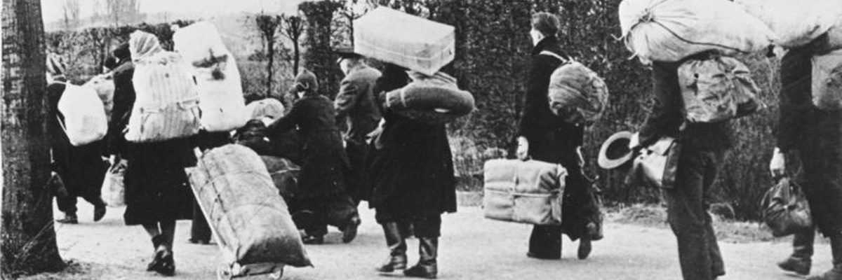 Niemieccy przesiedleńcy w drodze na zachód. Fotografia z 1945 roku.
