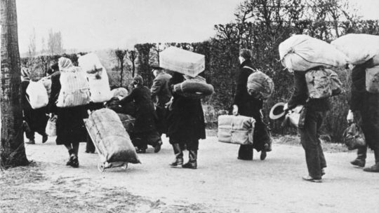 Niemieccy przesiedleńcy w drodze na zachód. Fotografia z 1945 roku.