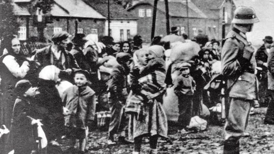 Polacy wysiedlani z Zamojszczyzny. Fotografia ze zbiorów IPN.