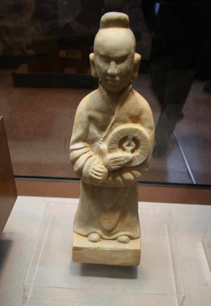 Posążek z czasów dynastii Song przedstawiający mężczyznę trzymającego kompas (Gary Todd/domena publiczna).