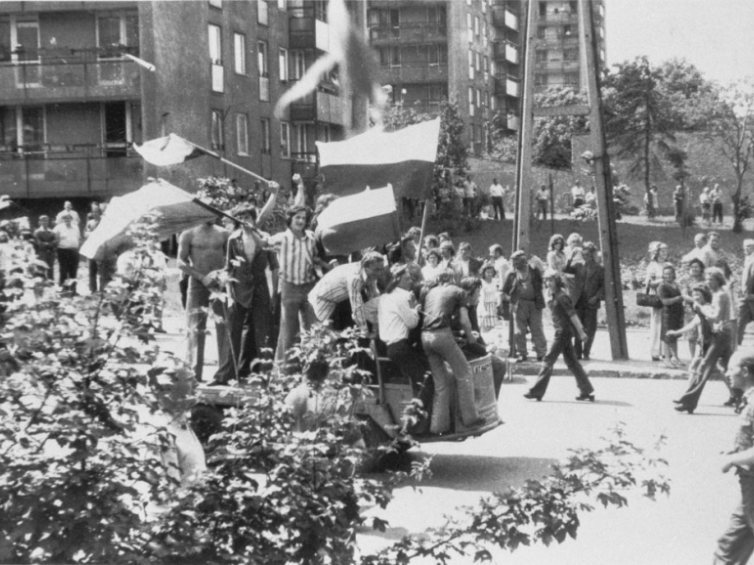 Robotnicy z radomskich fabryk manifestują przeciwko podwyżce cen ogłoszonej przez premiera Piotra Jaroszewicza, 25 czerwca 1976 roku. Zdjęcie i podpis z książki Czas Gierka (materiały prasowe).