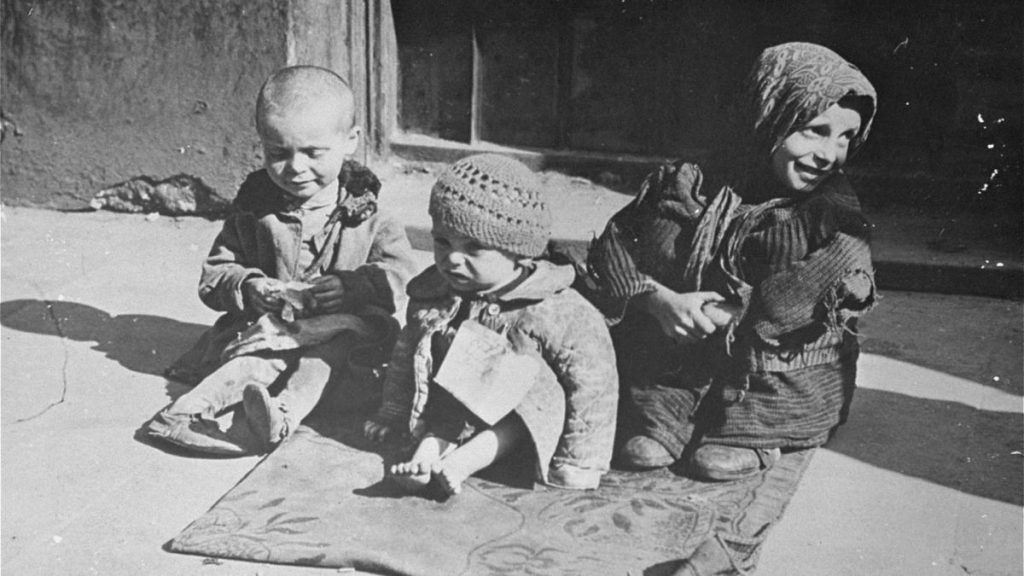 Głodujące dzieci w warszawskim getcie. Fotografia z lat 1941-1943 w zbiorach United States Holocaust Memorial Museum.