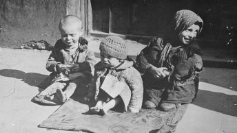 Głodujące dzieci w warszawskim getcie. Fotografia z lat 1941-1943 w zbiorach United States Holocaust Memorial Museum.
