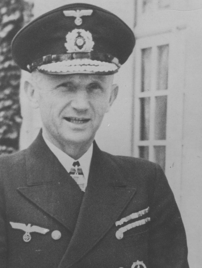 Admirał Karl Dönitz (tutaj na zdjęciu z 1941 roku) długo zastanawiał się jak zaatakować Scapa Flow (domena publiczna).