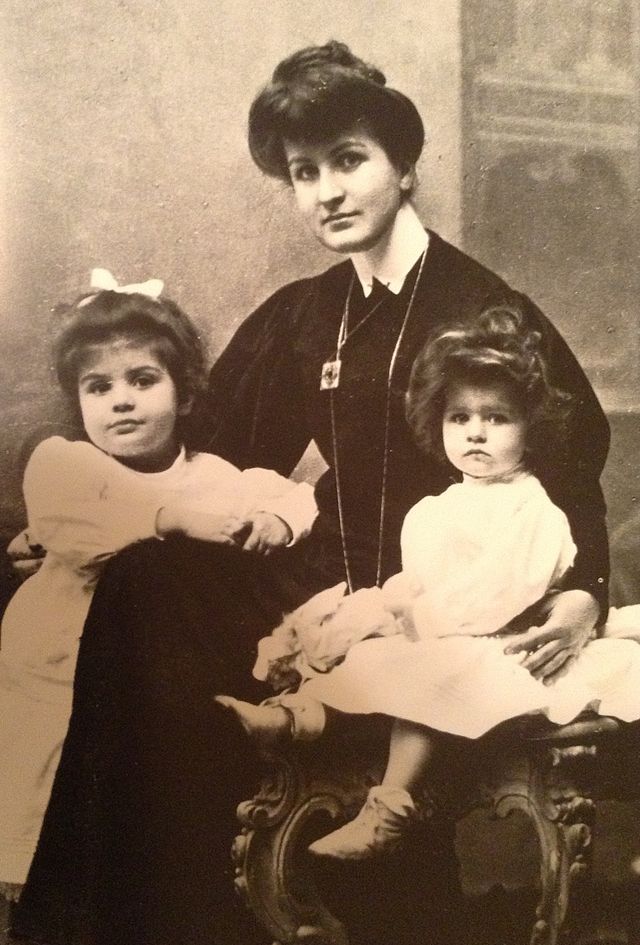 Alma Mahler wraz z córkami. Zdjęcie wykonane najprawdopodobniej w 1905 lub 1907 roku (domena publiczna).