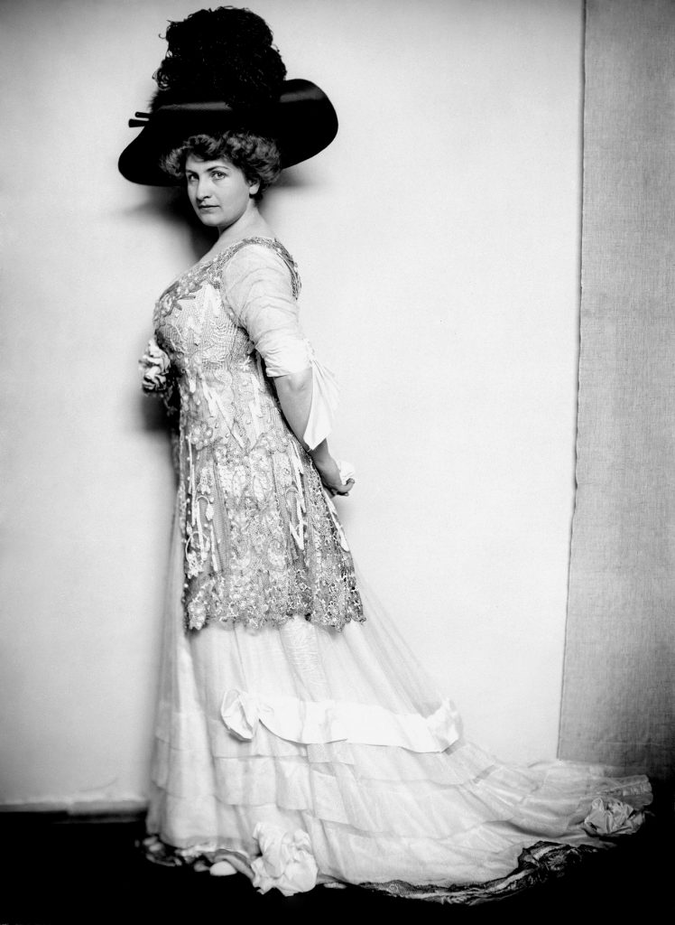 Alma (tutaj na zdjęciu z 1909 roku) rzuciła Kokoschkę latem 1914 roku (domena publiczna).