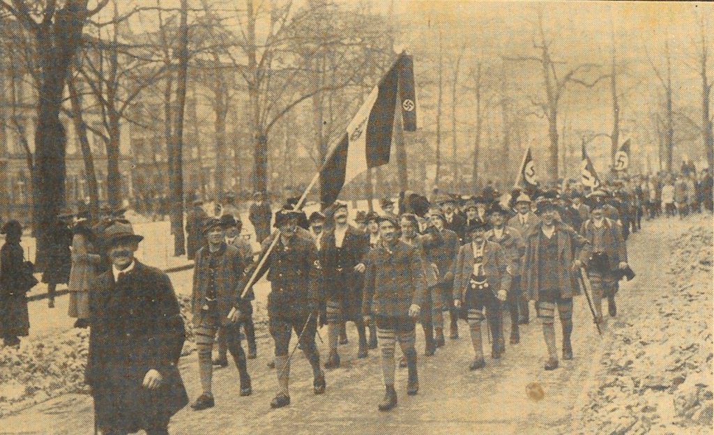 Członkowie NSDAP. Zdjęcie z początku lat 20. XX wieku (domena publiczna).