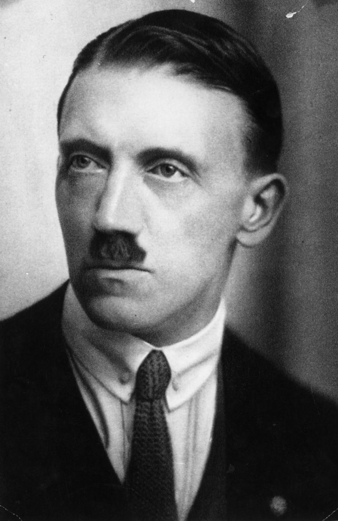 Eckart był starszy od Hitlera o dwadzieścia lat i w pierwszych latach działalności przyszłego wodza III Rzeszy był dla niego prawdziwym mentorem (domena publiczna).