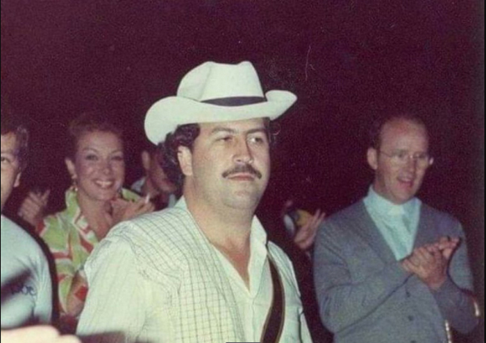 Escobar szybko zaczął być znany z ekstremalnej brutalności. Tutaj na zdjęciu wykonanym podczas kampanii wyborczej w 1982 roku (Elcarrielnoespatrimonio/CC BY-SA 4.0).