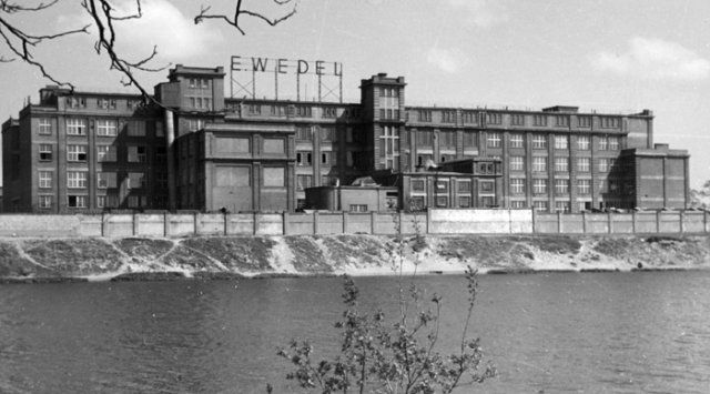 Fabryka Wedla przy ulicy Zamoyskiego. Fotografia przedwojenna.
