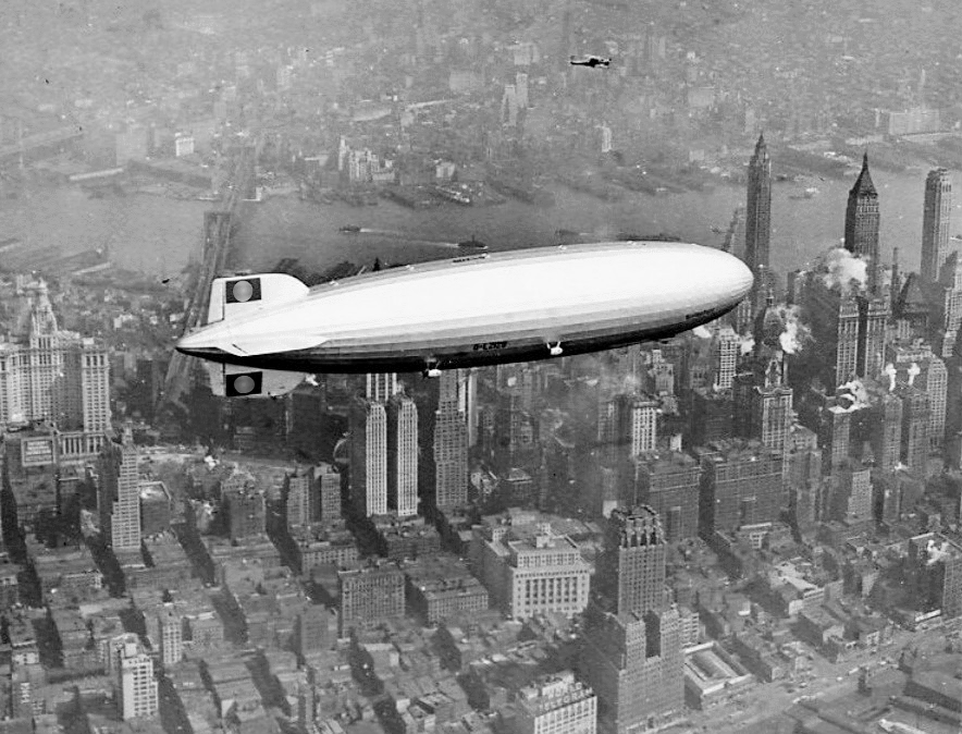 Hindenburg nad Manhattanem. Zdjęcie wykonane na krótko przed katastrofą (domena publiczna).