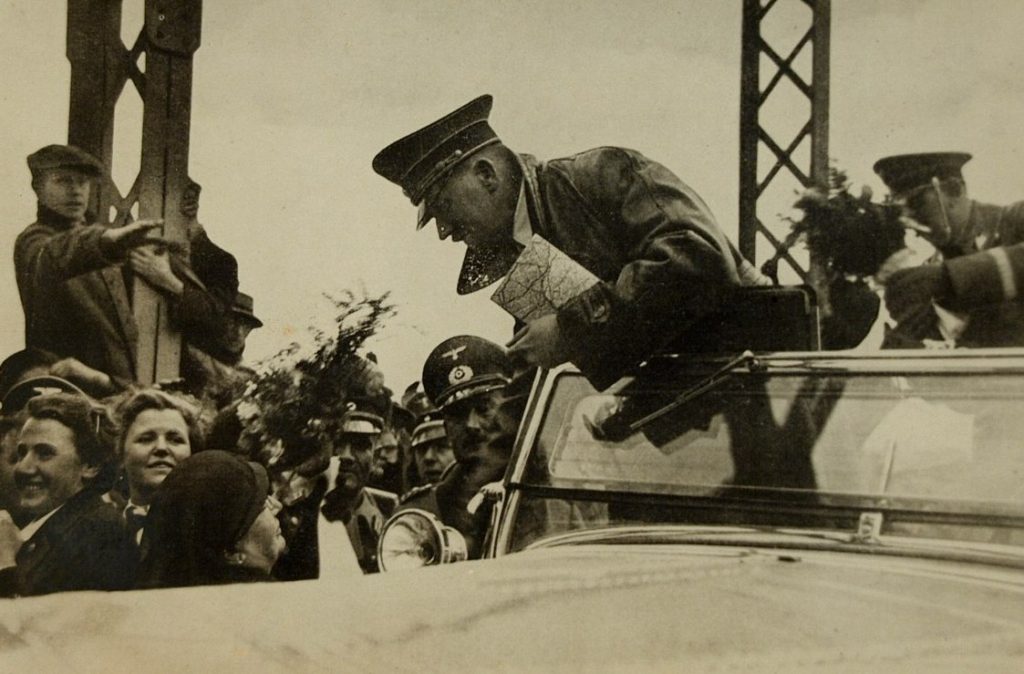 Hitler przekraczający austriacką granicę. 12 marca 1938 roku (CC BY-SA 4.0).