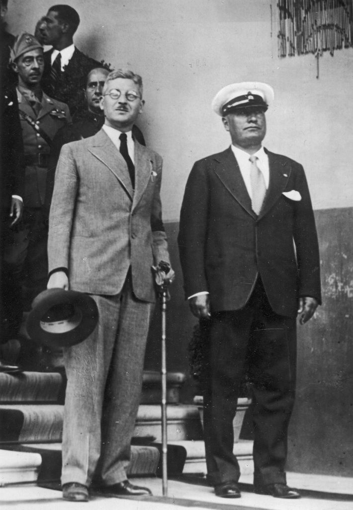 Kanclerz Austrii Kurt Schuschnigg (z lewej) oraz Benito Mussolini. Zdjęcie wykonane w 1934 roku (domena publiczna).