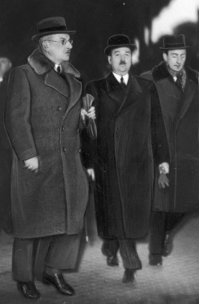 Kanclerz Schuschnig (pierwszy z lewej) oraz Guido Schmidt pierwszy z prawej). Zdjęcie wykonane 12 lutego 1938 roku (domena publiczna).