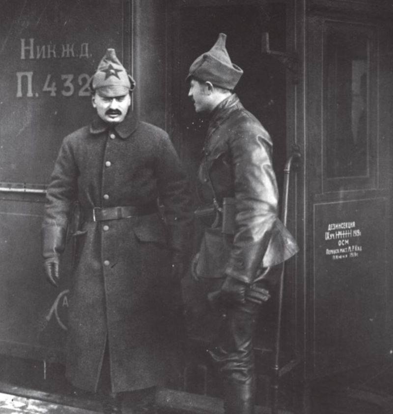 Lew Trocki na stacji kolejowej w Piotrogradzie. Rok 1921.