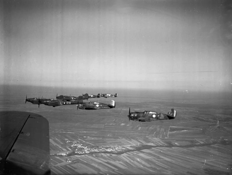 Mimo że alianci mieli znacznie więcej samolotów to znaczna większość francuskich maszyn w ogóle nie wzięła udziału w walce. Na zdjęciu z lutego 1940 roku myśliwce RAF-u oraz francuskich sił powietrznych (domena publiczna).