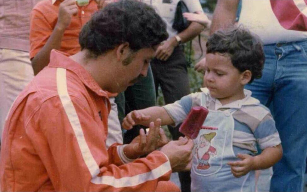 Pablo Escobar wraz z synem. Zdjęcie wykonane w 1979 roku (Juan Pablo Escobar/CC BY-SA 4.0).