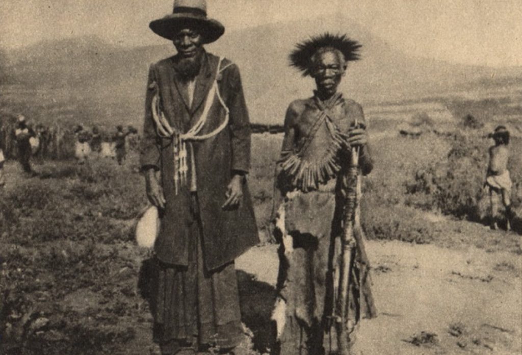 Rdzenni mieszkańcy Angoli z plemienia Bantu. Zdjęcie z okresu międzywojennego (domena publiczna).