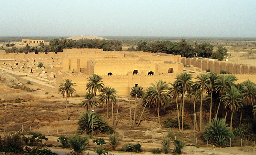 Rekonstruowane ruiny Babilonu. Fotografia współczesna.