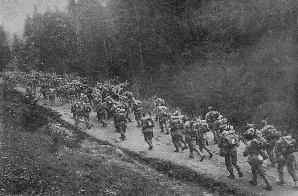 Rumuńska piechota w Karpatach. Zdjęcie z sierpnia 1916 roku (domena publiczna).