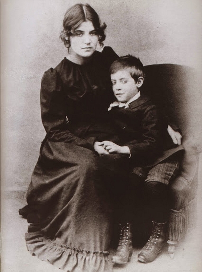Suzanne i mały Maurice. Zdjęcie wykonane około 1890 roku (domena publiczna).