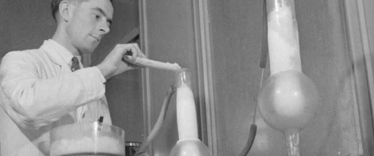 Technik laboratoryjny przygotujący penicylinę w 1943 roku.