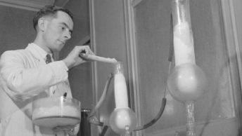 Technik laboratoryjny przygotujący penicylinę w 1943 roku.