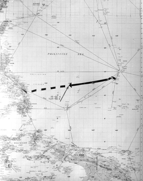 Trasa jaką miał pokonać USS Indianapolis oraz miejsce jego zatopienia (domena publiczna).