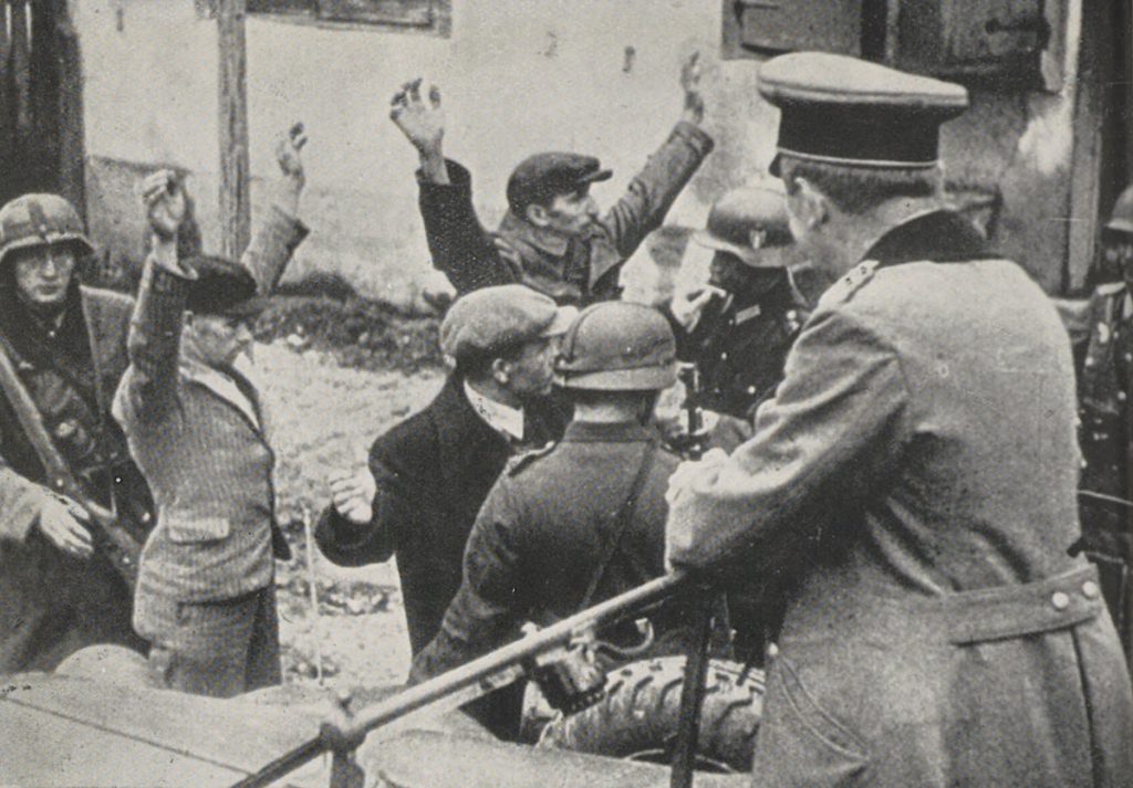 Trzech Polaków aresztowanych przez Niemców podczas okupacji. Zdjęcie poglądowe (domena publiczna).