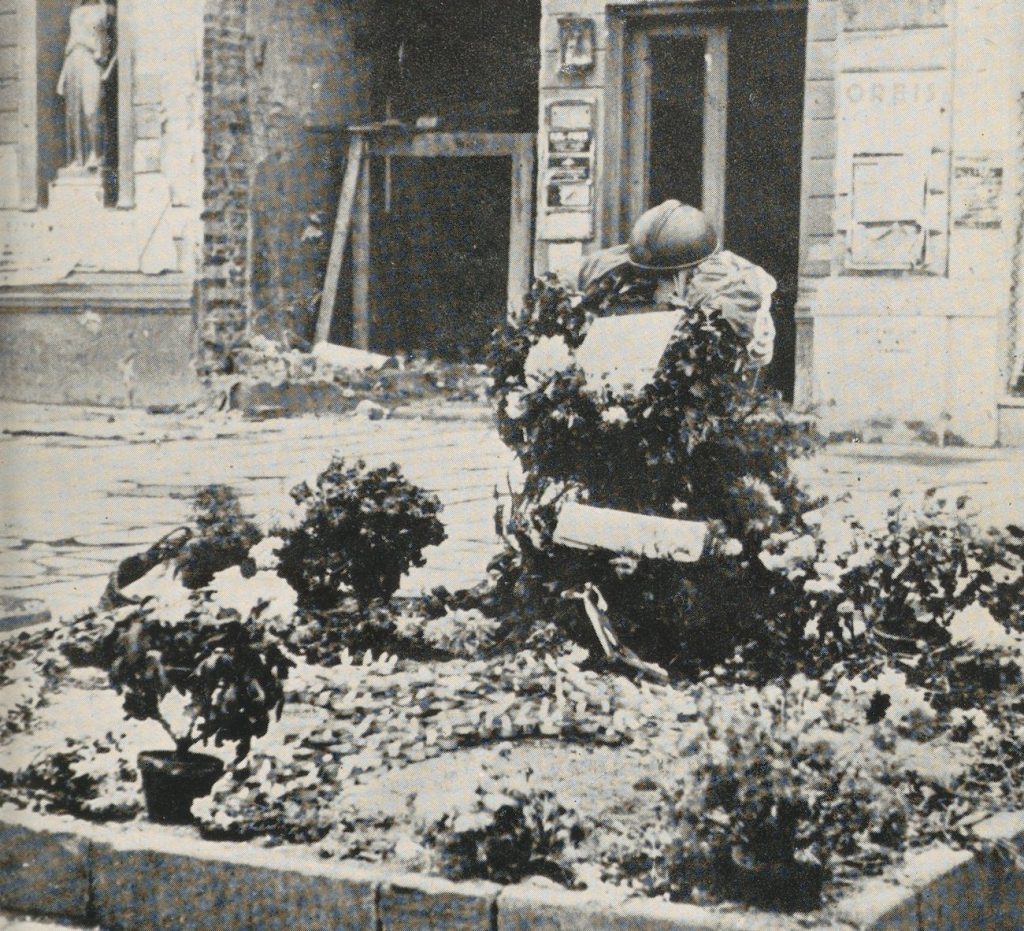 Tylko niewielki odsetek polskich ofiar II wojny światowej zginęło w wyniku działań zbrojnych. Na zdjęciu grób żołnierza, poległego podczas obrony Warszawy (domena publiczna).